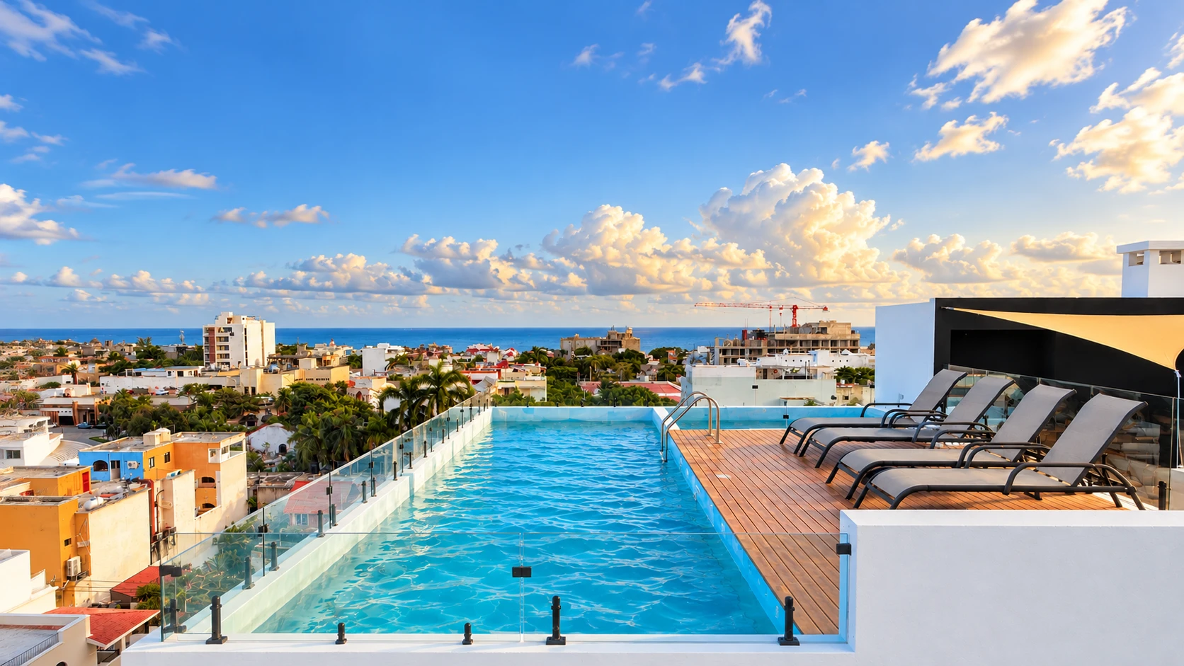 Rooftop con alberca infinity de Casa Maracuya, vista a Playa del Carmen y el mar Caribe